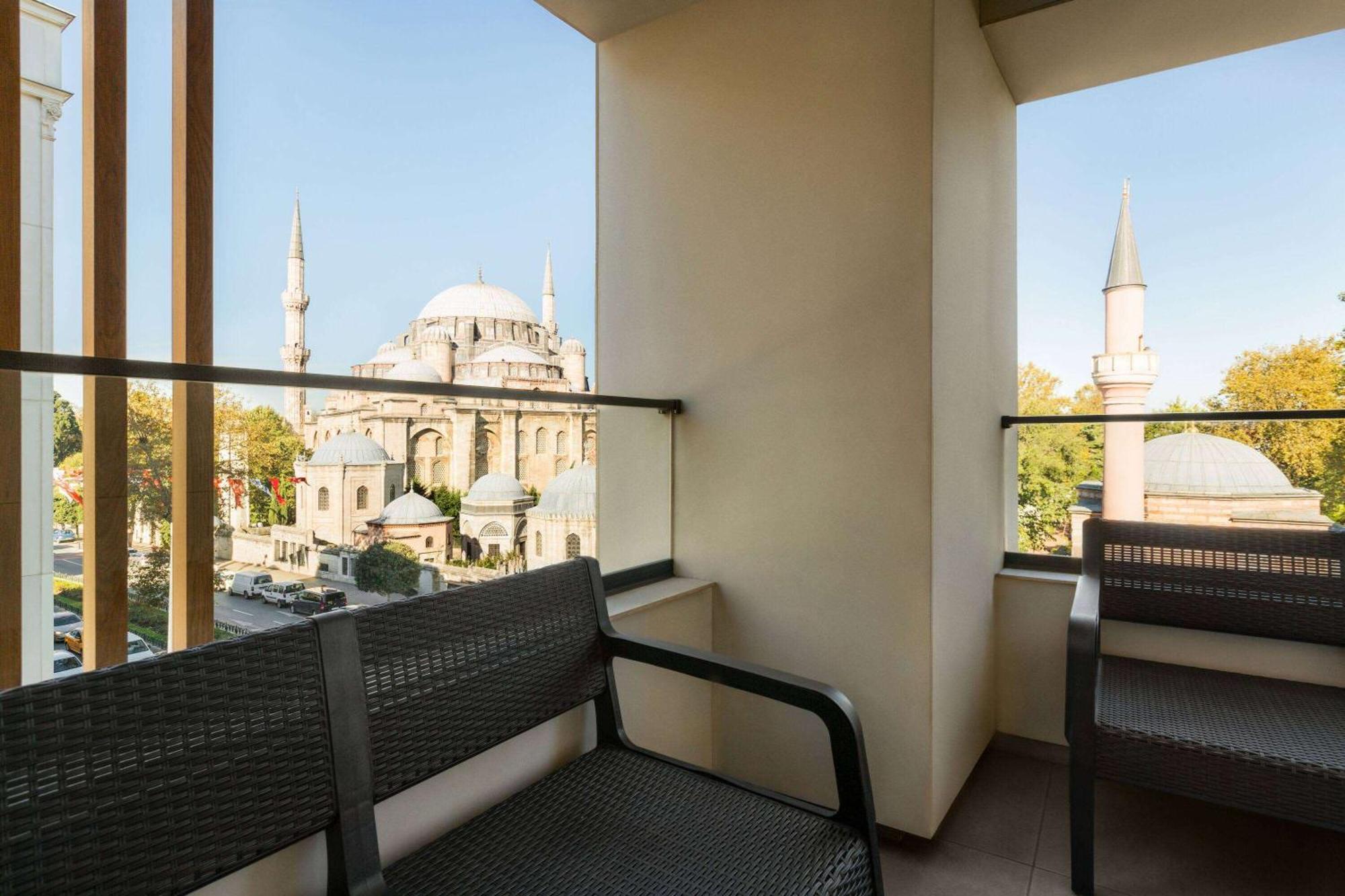 Ramada Plaza Sultanahmet Hotell Istanbul Eksteriør bilde A balcony at the hotel